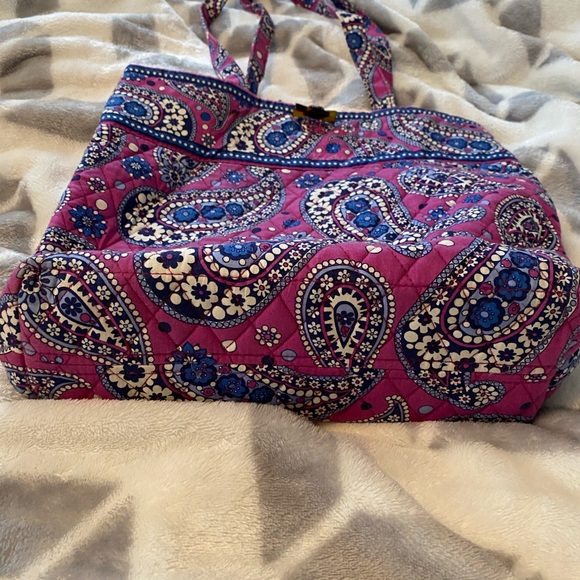 Vera Bradley Tote 🔮 - Picture 2 of 5